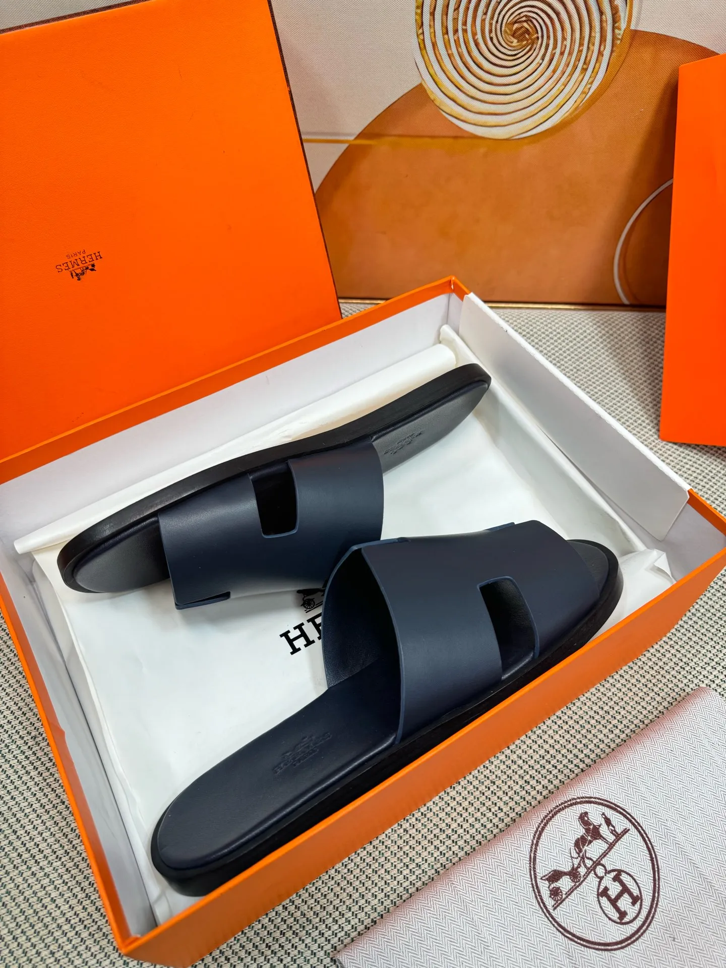 👟👟Ex-factory price 560👟👟 "HERMES" [Classic Original Version] Hermès; Top 🔝 Purchasing Agency 🔍🔍 Men's Latest 🇺🇸 Counter Sales Simultaneously, Original Imported from Italy: Silk Cowhide · Prominent (High-end · Nobility · Grade) Exquisite Workmanship (Italian 🇮🇹 Imported Water Dye Brand Wear-resistant ultra-thousand leather feet) Soles: Original soles specially provided by the original factory, ⚠exclusive double-layer movable rubber molded outsole; super comfortable, wear-resistant, non-slip, environmentally friendly🌳🌳🌳, real photos taken🎬The real ones are more beautiful🔍🔍 (high quality, single goods), you can enter and exit the counter at will* Code number: 38·39·40·41·42·43·44# (45# can be customized) (46 47➕30 customization is not returnable) Welcome to place an order...☕